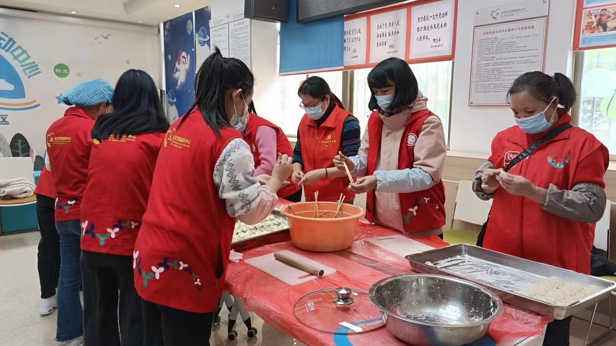 石岩水田社区开展冬至关爱环卫工活动